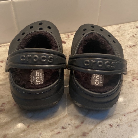 Toddler Crocs Dual crocs Comfort like new toddler fur lined size 4   Black - Picture 2 of 8